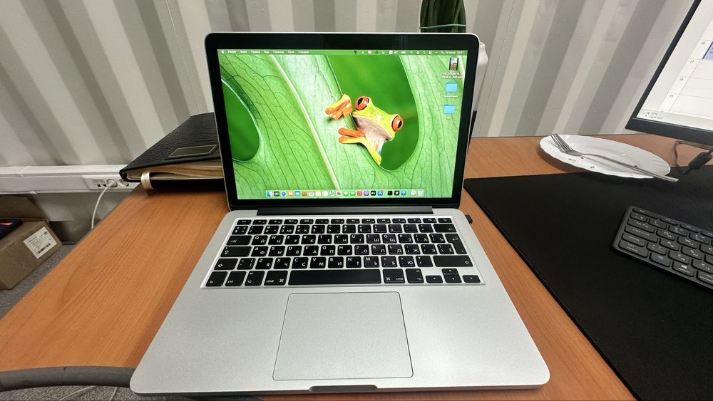 MacBook Pro хорошем состоянии все работает.