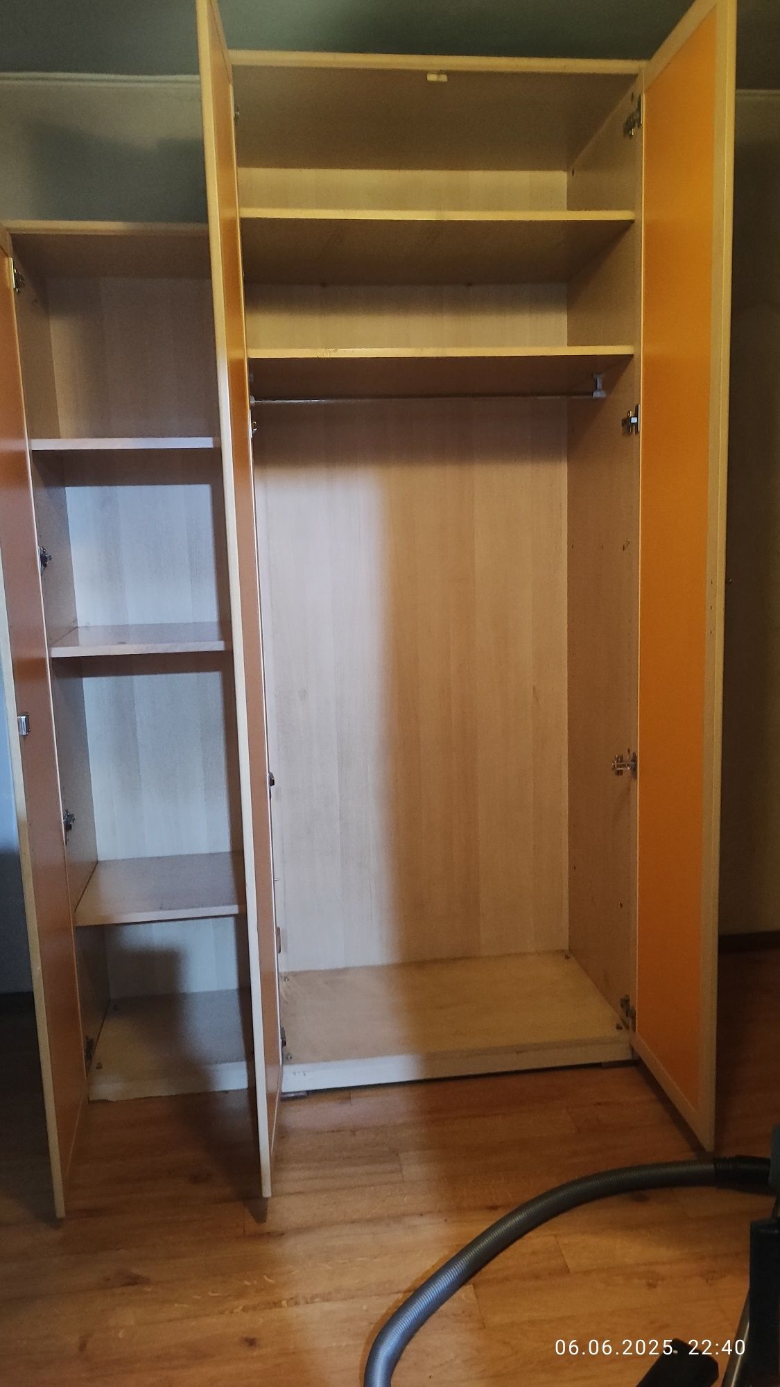 Шифоньер и шкаф для одежды