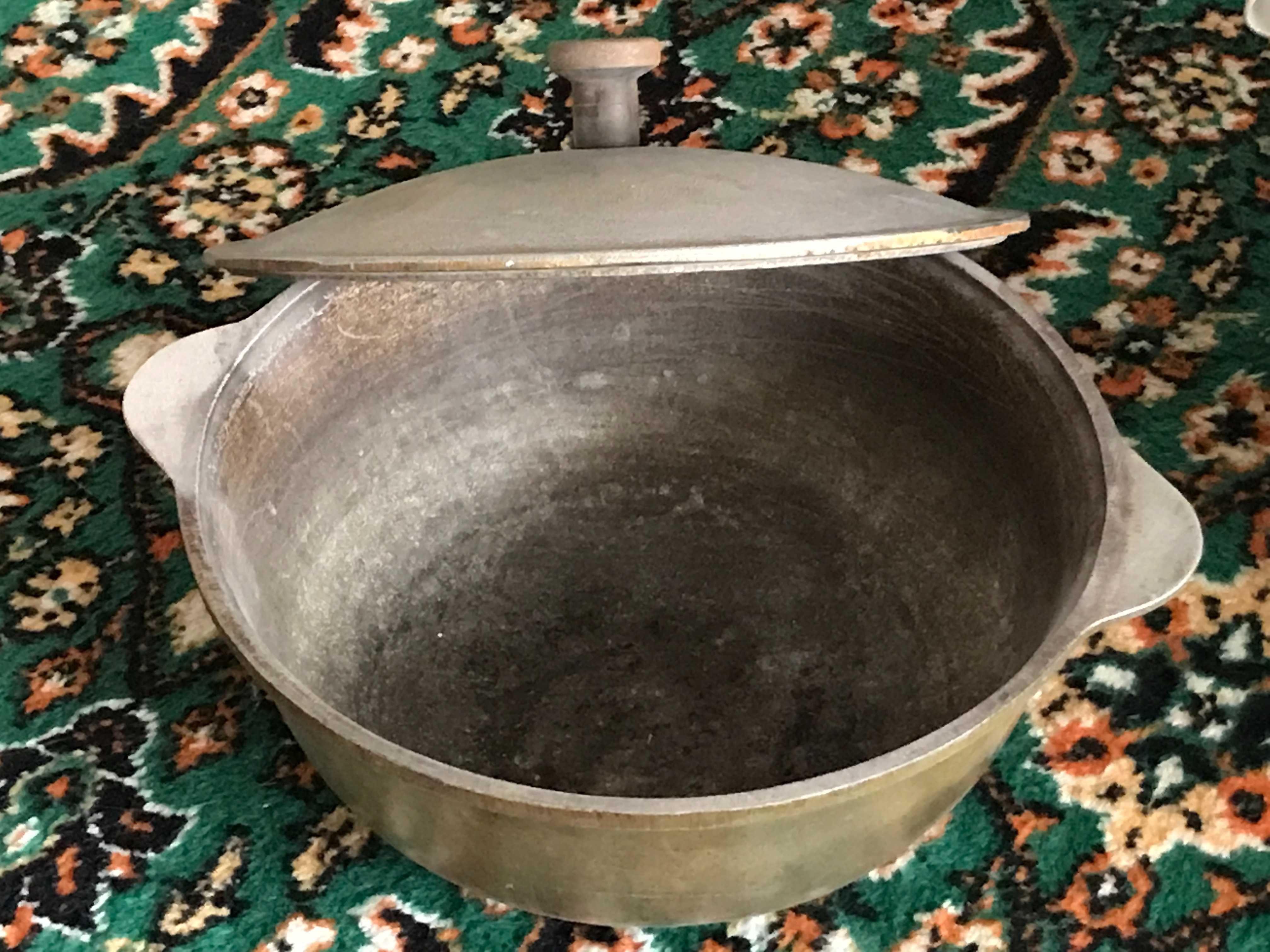 Продаю казан, мантоварку и мясорубку СССР.