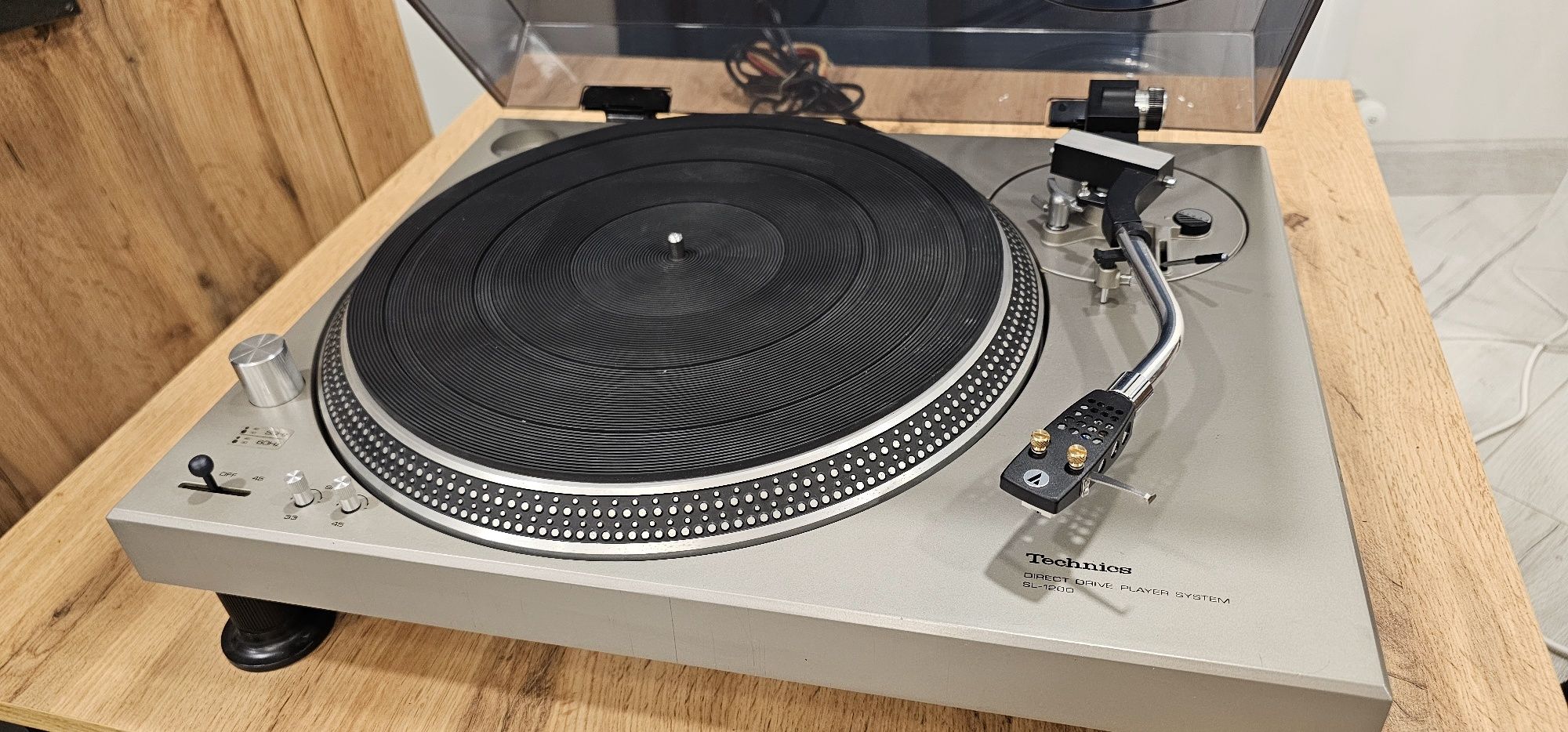 Проигpывaтeль Technics sl1200 mk1