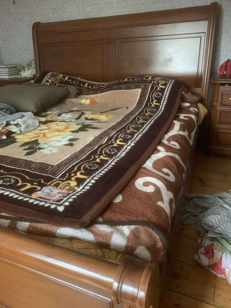 Продам красивую двухспальную кровать
