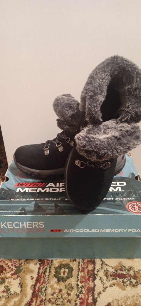 Продам зимние сапожки skechers