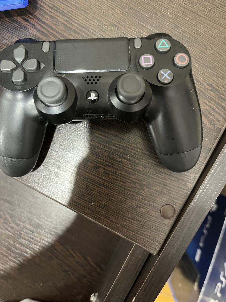 Ps 4 pro на 1 тб с 2 играми и 2 оригинальными джойстиками