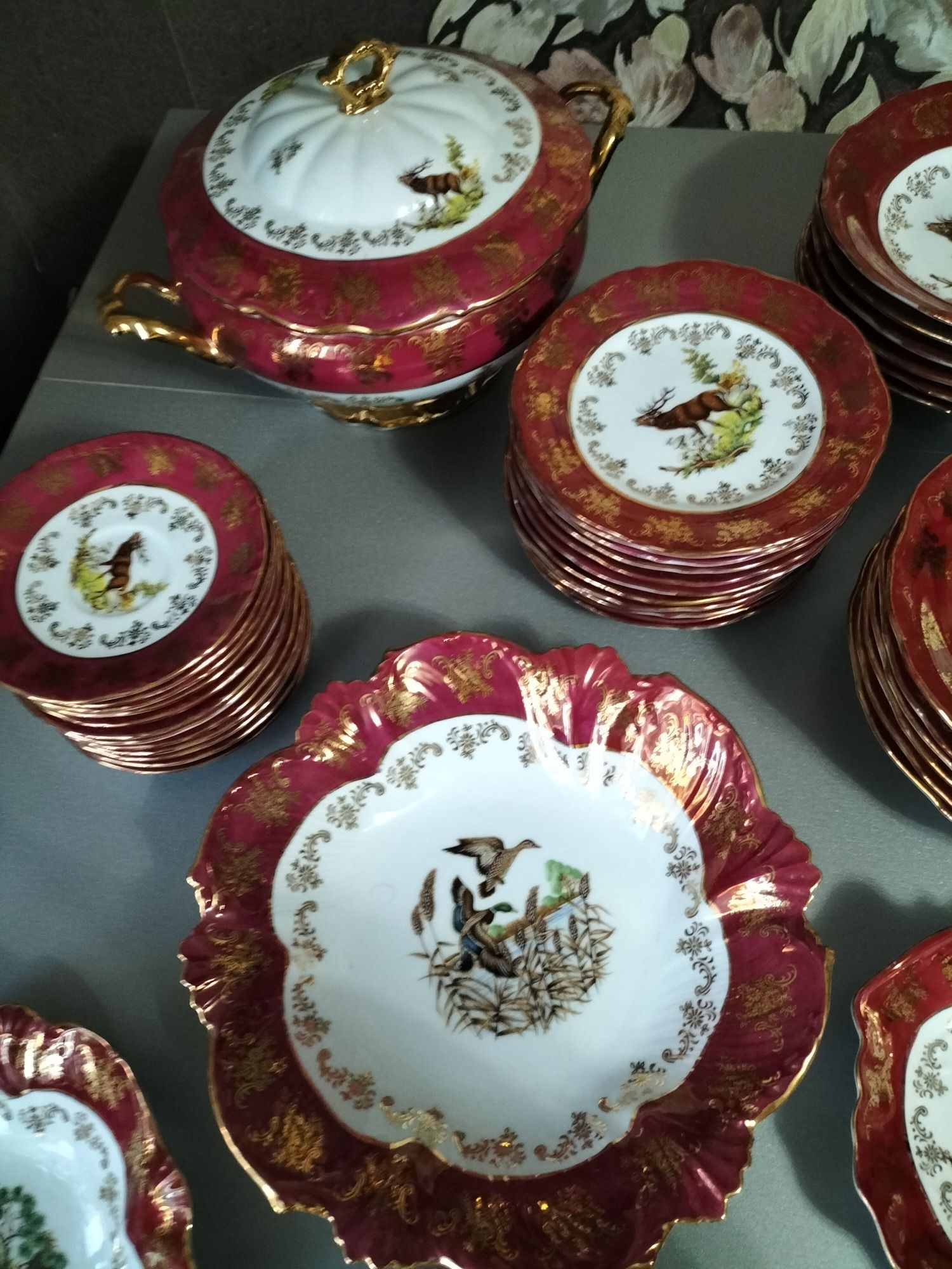 Продам сервиз столовый под Мадонну бу, , Королевская охота.