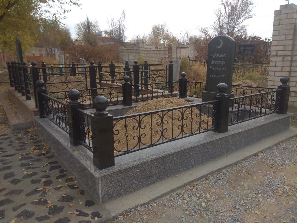Памятники, көк тас, оградалар ең төмен бағамен.