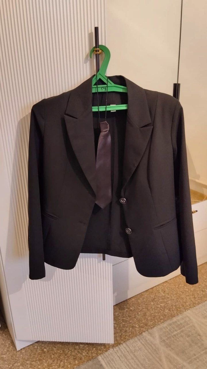 Продам школьные рубашки, пиджак.