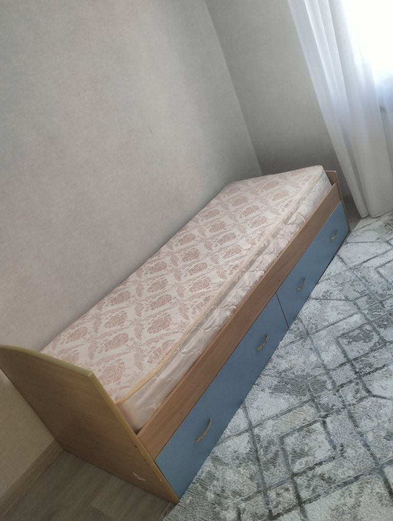 Кровать в хорошем состояние