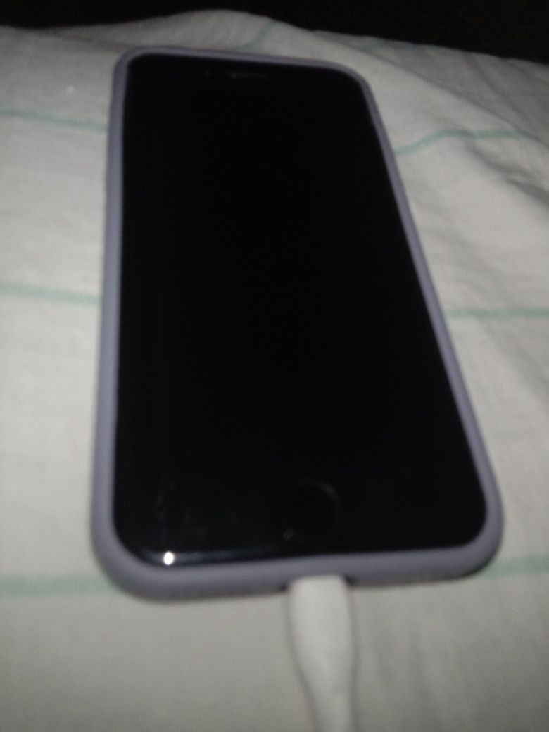 iPhone 7 вместе с чехлом