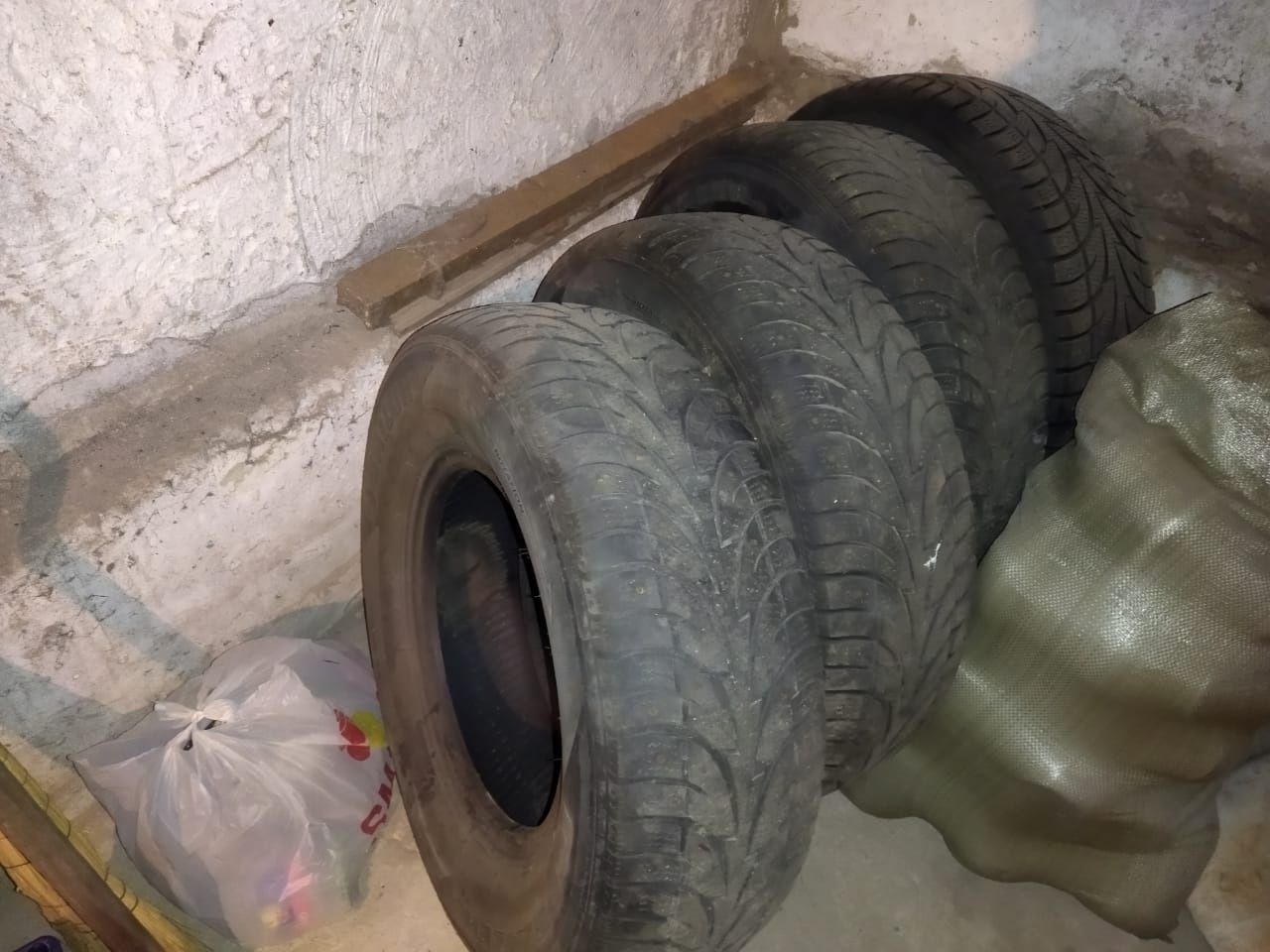 Экибастуз.  Шины зимние 235/75 R15