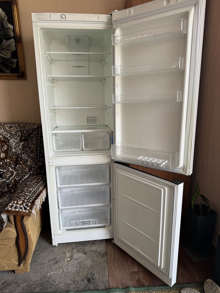 Продаем холодильник Indesit
