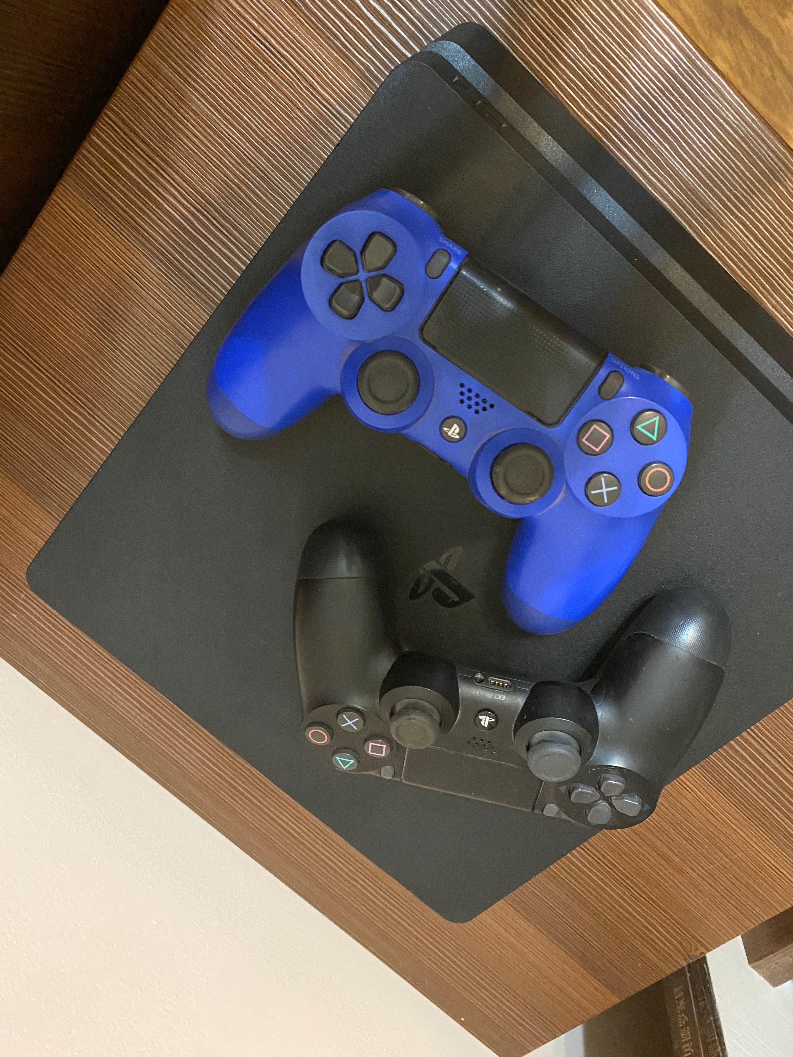 Playstation 4  в хорошем состоянии