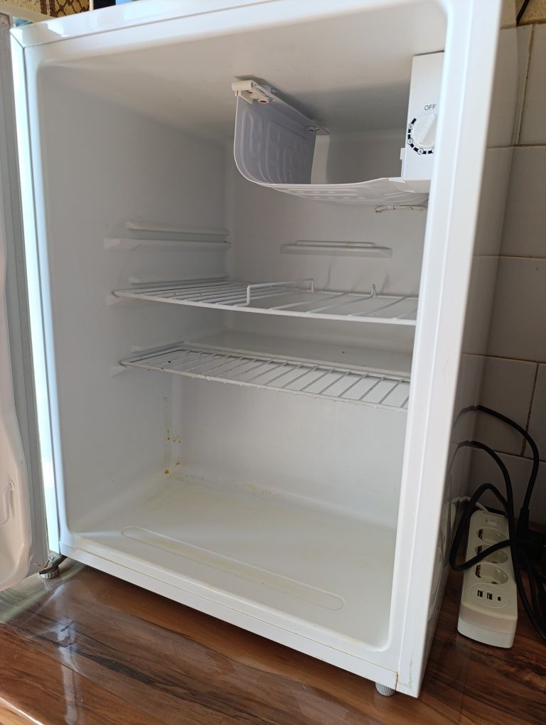 Продам холодильник в отличном состоянии чистый без запаха