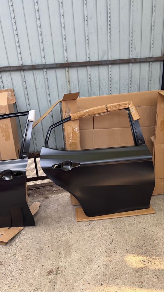 Продам двери передние и задние Toyota Camry 80