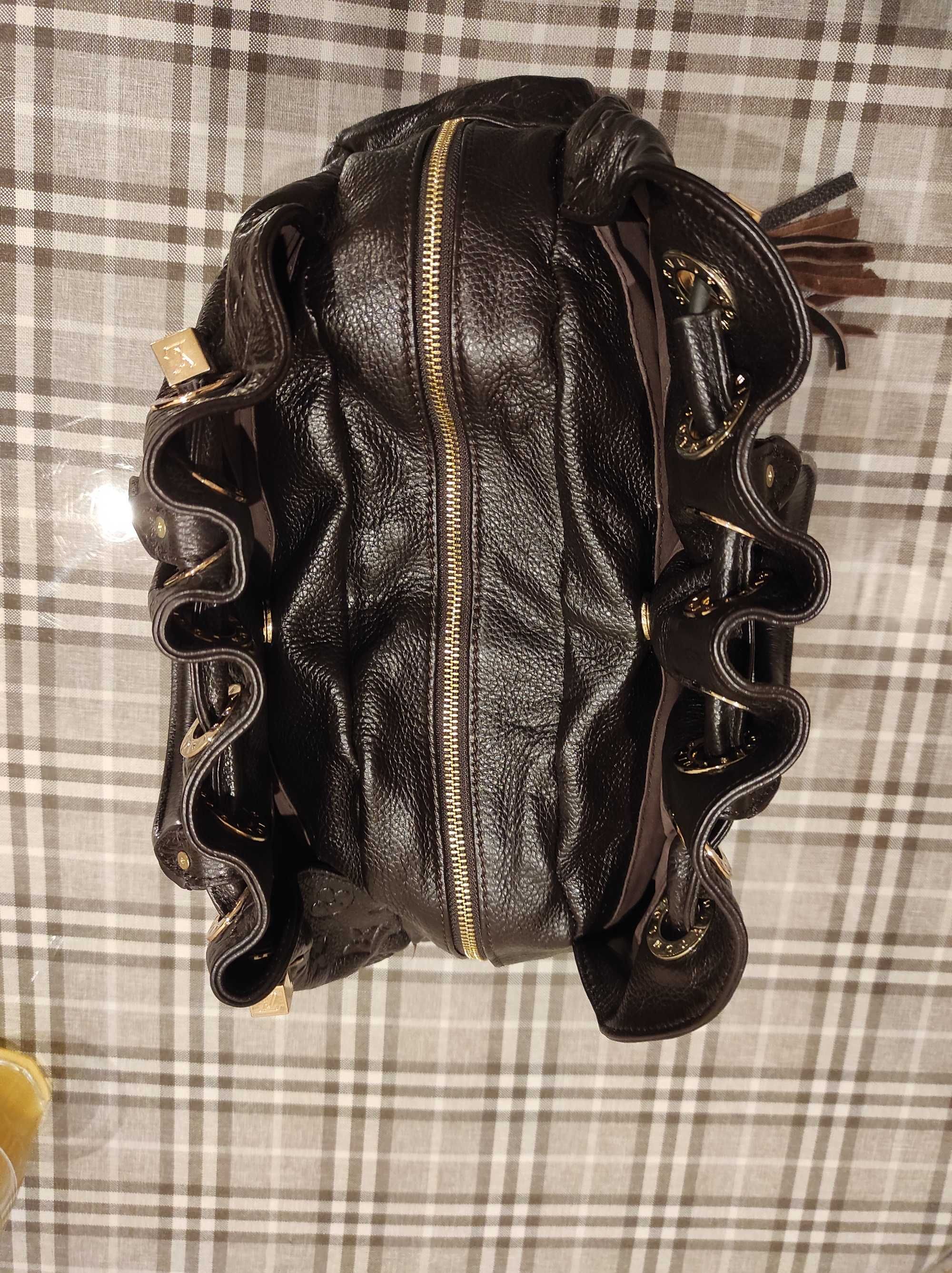Сумочка то  Louis Vuitton