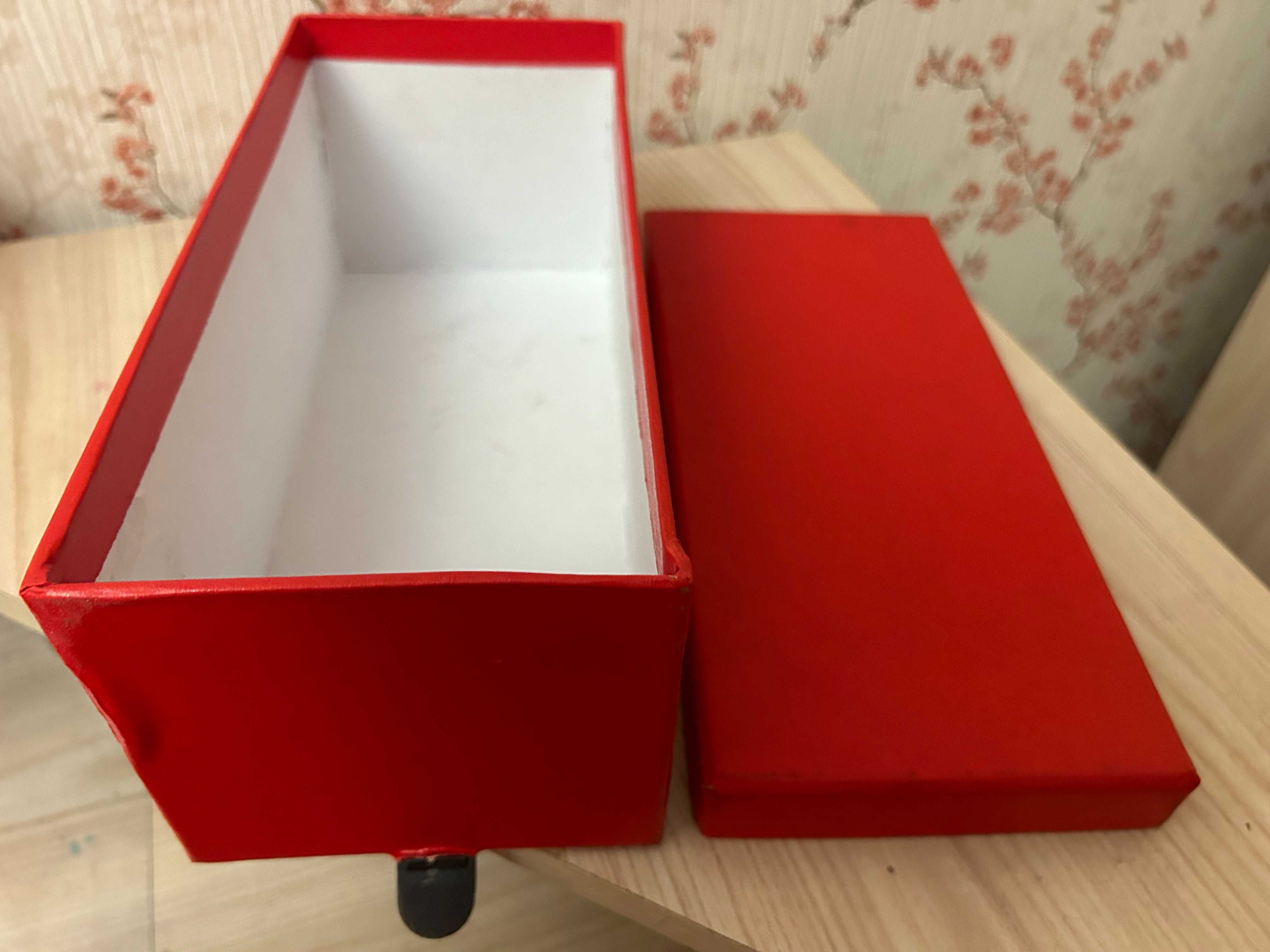 Коробки красного цвета под кожу, 27*12,5*выс.11см.