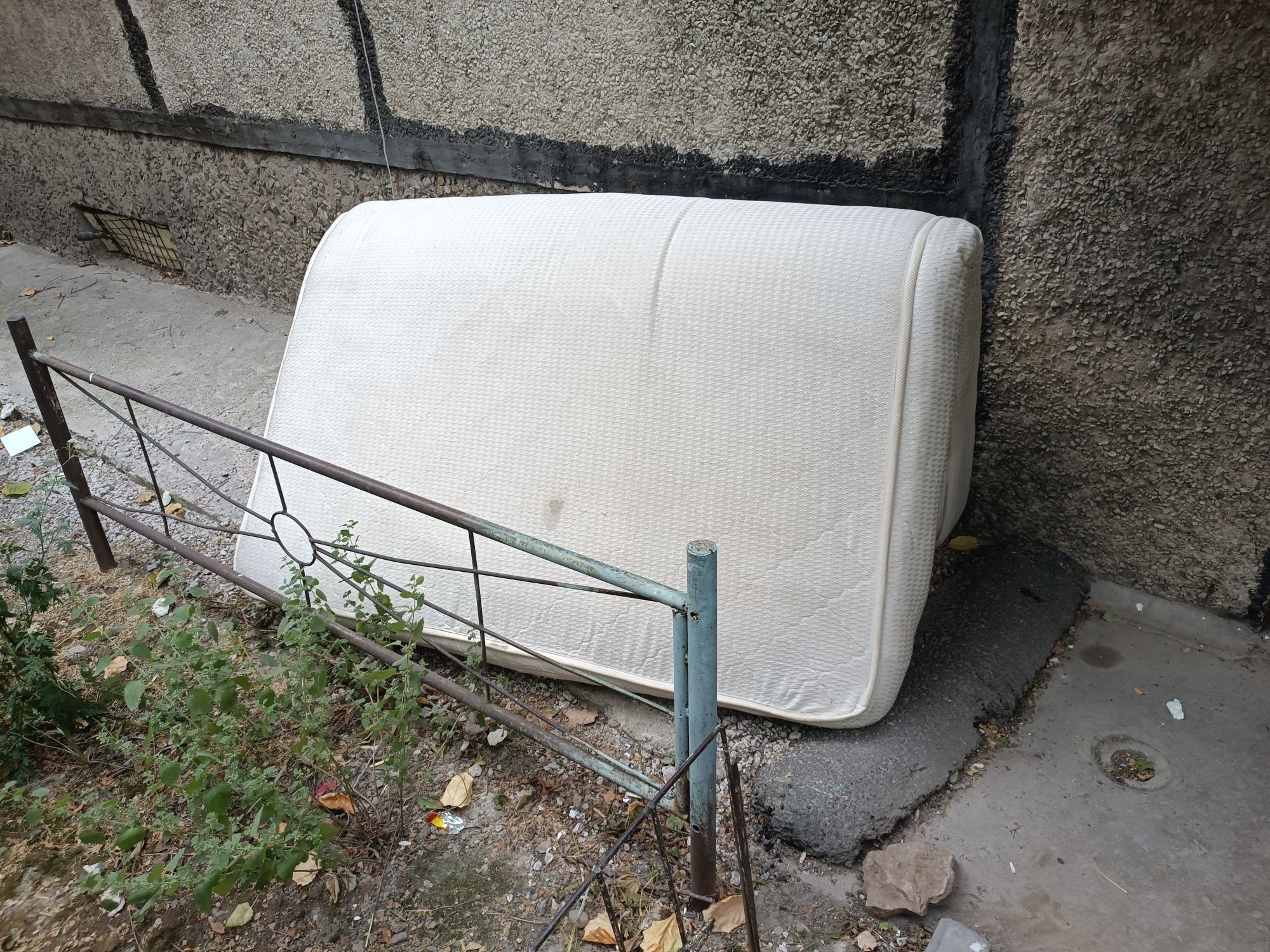 Матрас старый двухспальный на запчасти