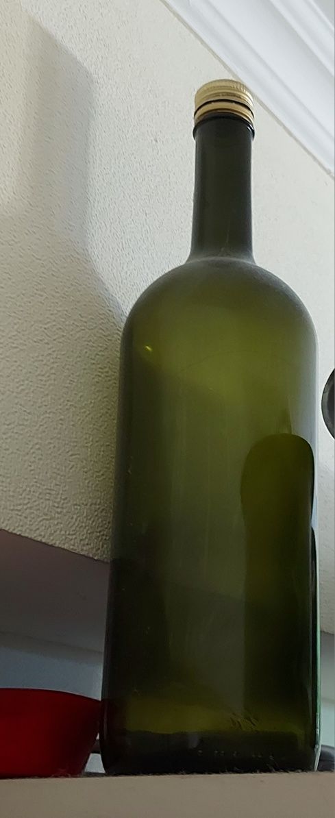 Бутылки 1,5 л и 1 л.
