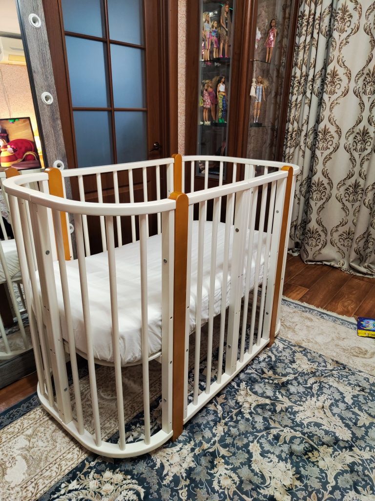 Продам детскую кроватку с маятником