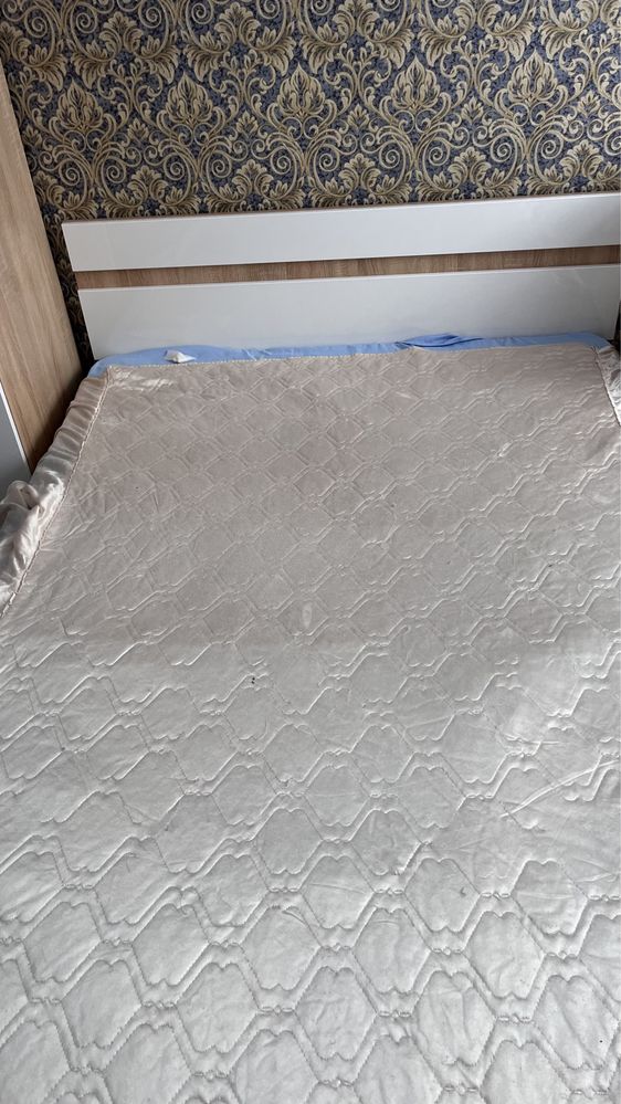 Продам двухспальная кровать и тумбочку