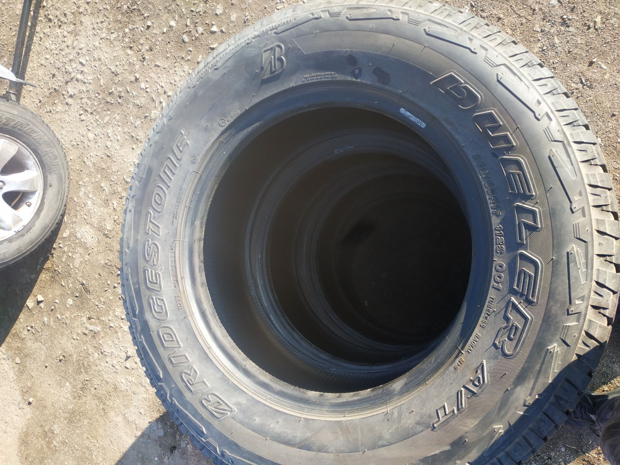 Bridgestone dueler A\T 001 265/65/17