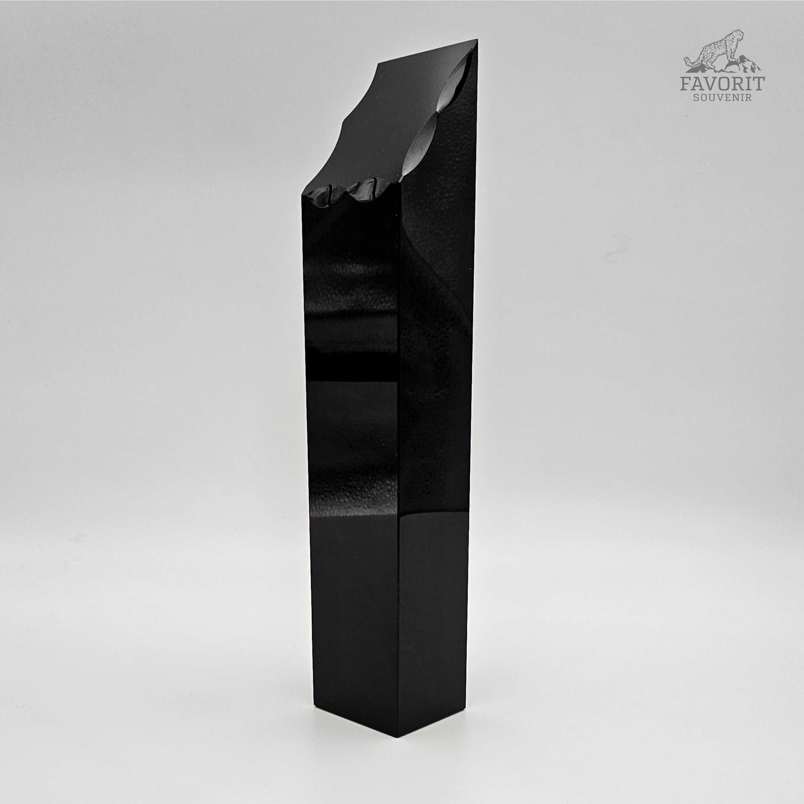 Black Crystal — строгая форма и престиж в одном образе