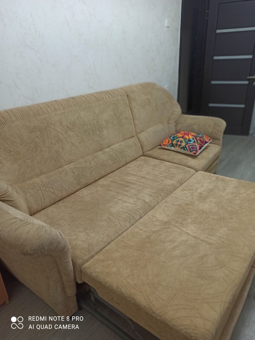 Продам диван 8/10 горчичного цвета, длина 2 метра на 60 с