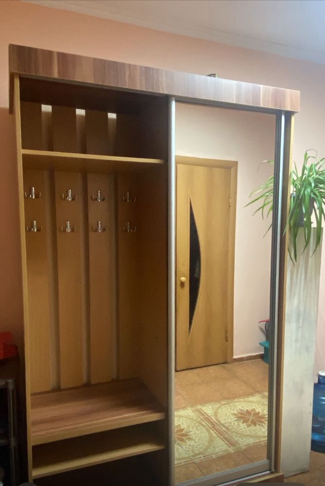 Шкаф прихожка 210/130/53 почти новый