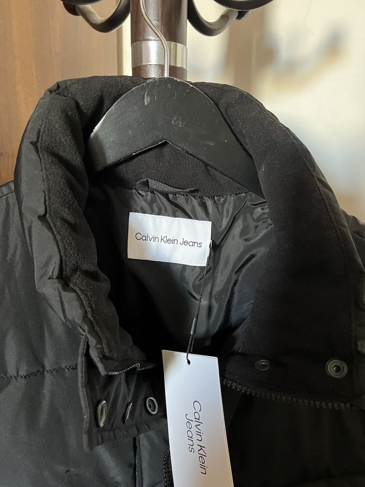 Желетка удлиненная , бренд Calvin Klein, оригинал , черного цвета, раз