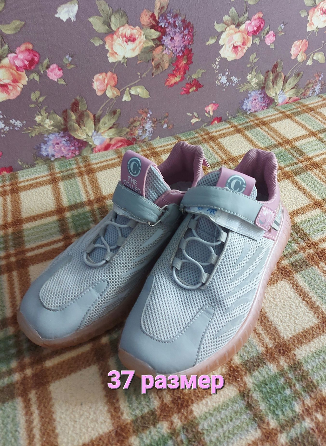Кроссовки детские. Размеры разные, на фото.