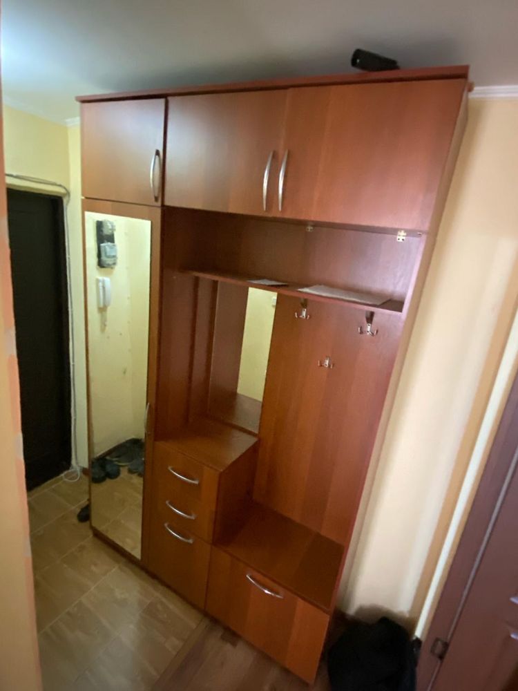 Прихожка  киім ілетін және полкасы бар. биіктік240 ені 150