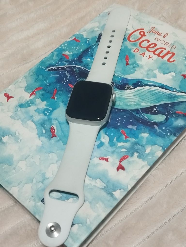 Смарт-часы Apple Watch SE 2 Gen (2022) 40 мм белый
