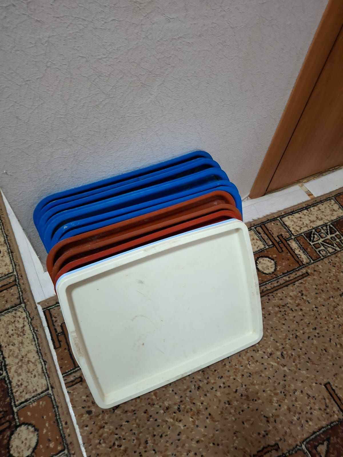 Подносы разные 700т