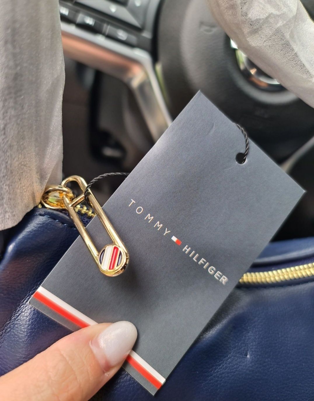 Сумка Tommy Hilfiger молочного,чёрного, синего цветов