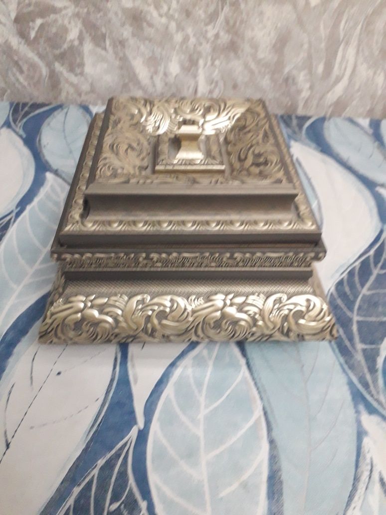 Продам шкатулку для украшения