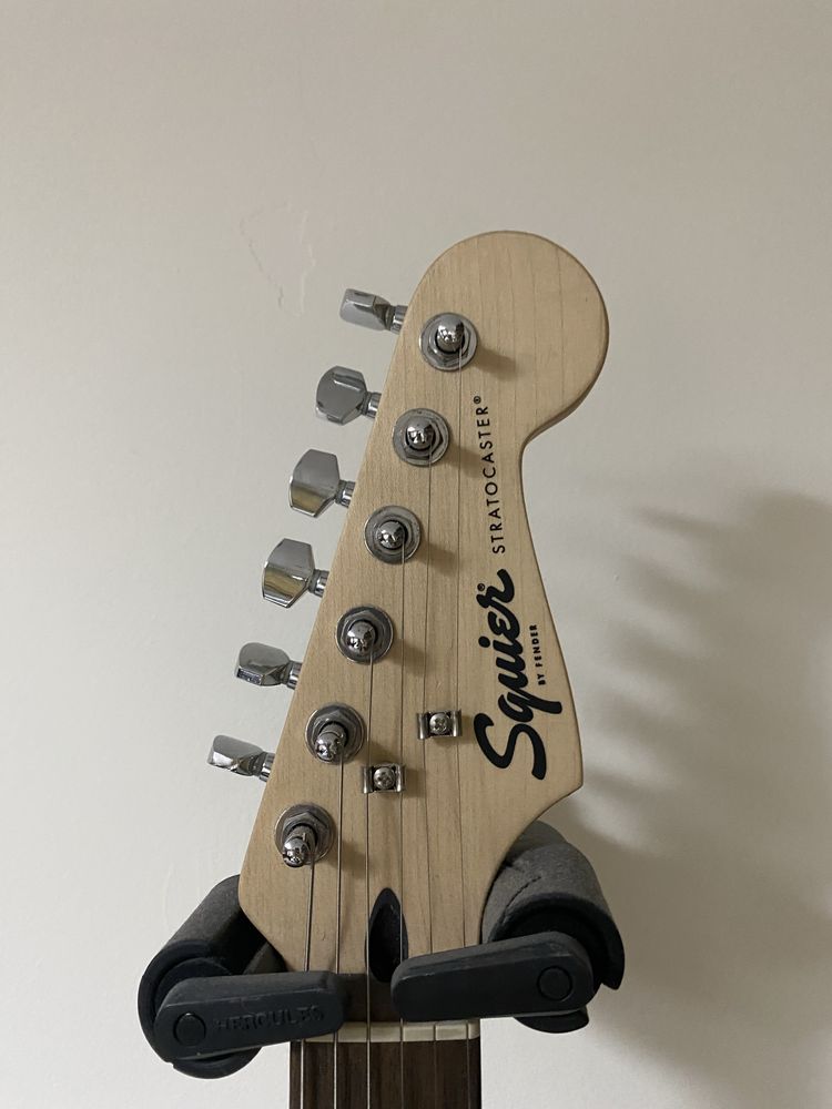 Squier Bullet Strat + комбоусилитель Fender Mustang LT50