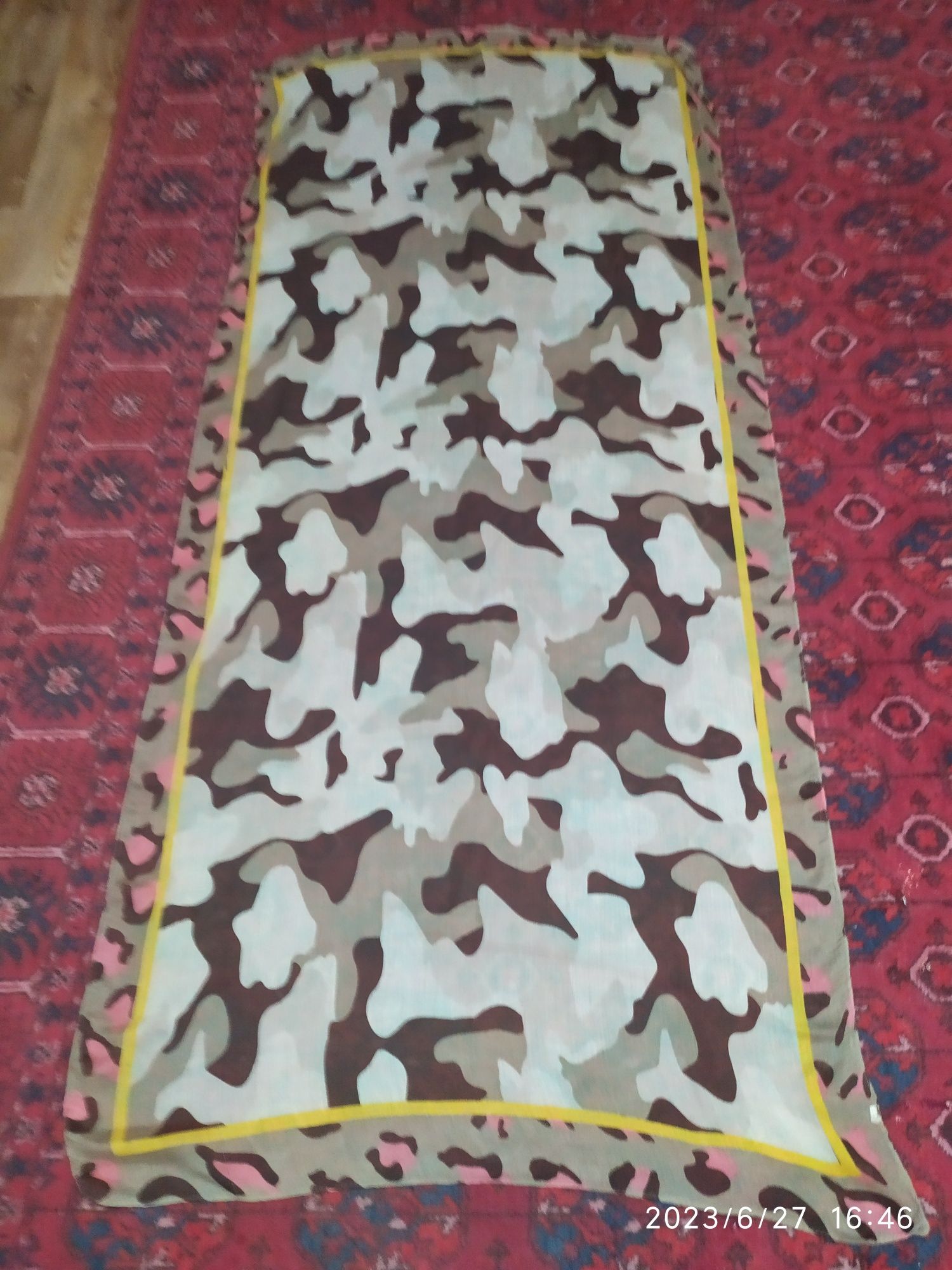 Парео пляжные разные.