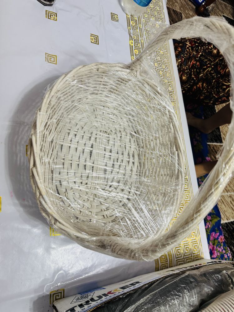 Продам детскую машину, корзину и банки