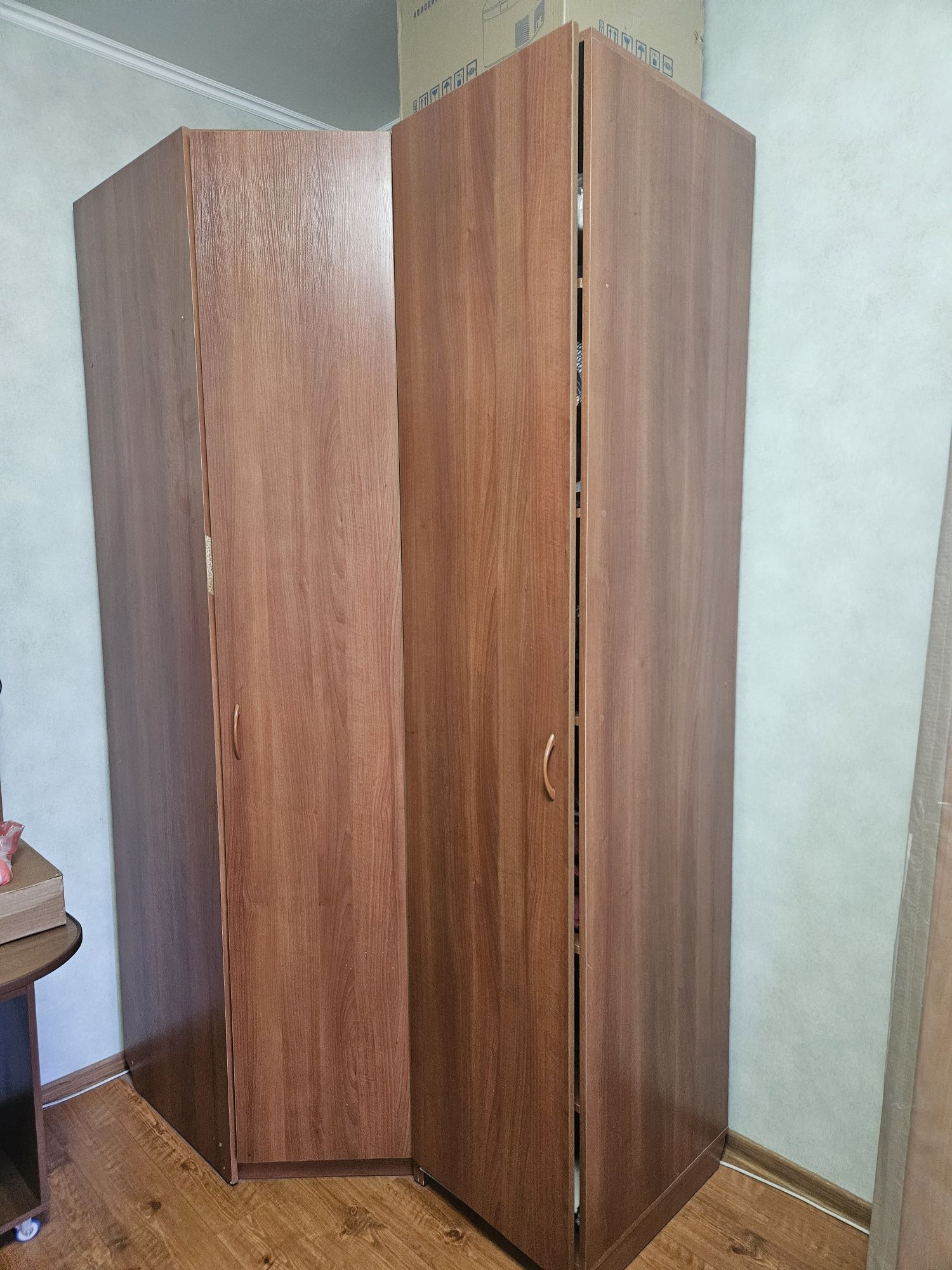 Продаю угловой шкаф.