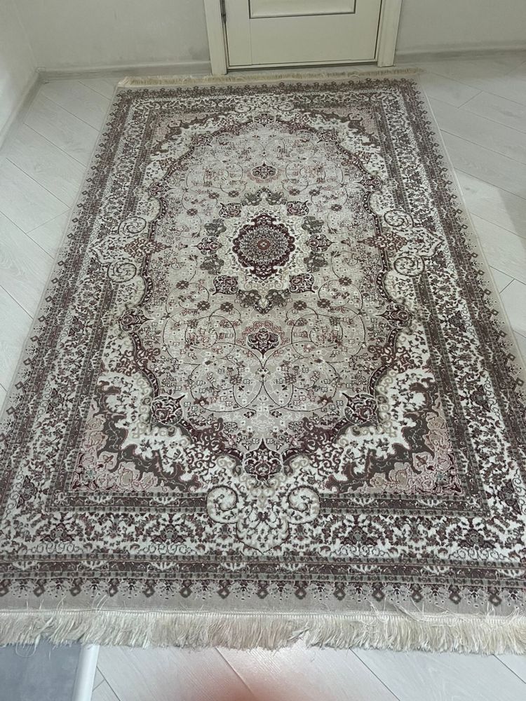 Ковер  150х230 в отличном состоянии
