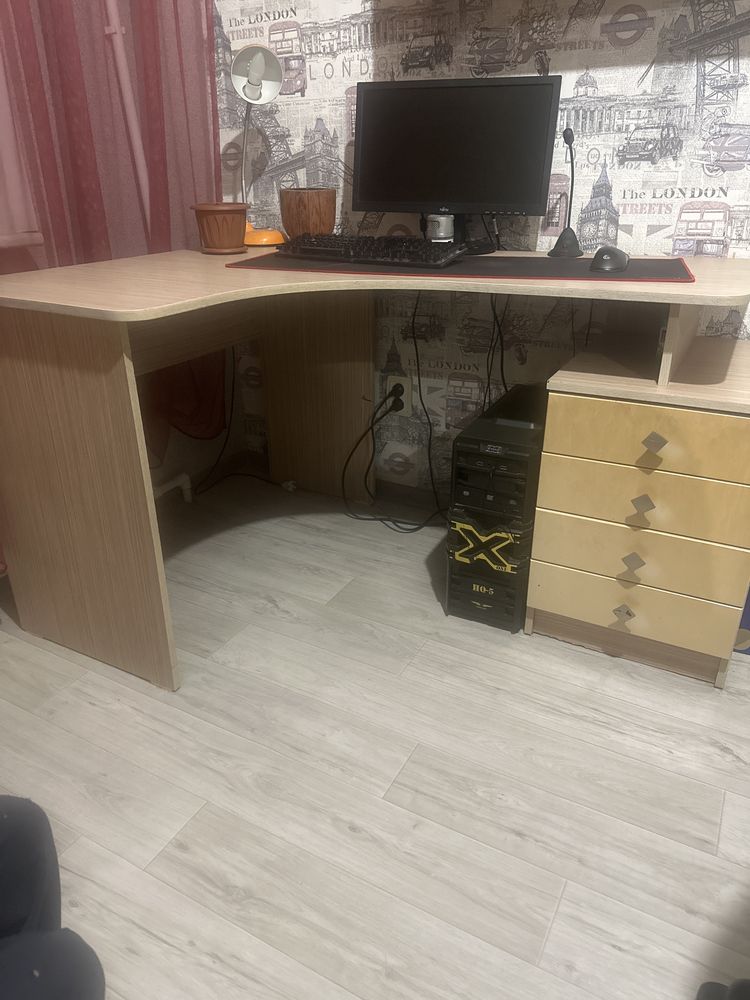 Срочно продается компьютерный стол и кресло, очень дешево   70тыс.