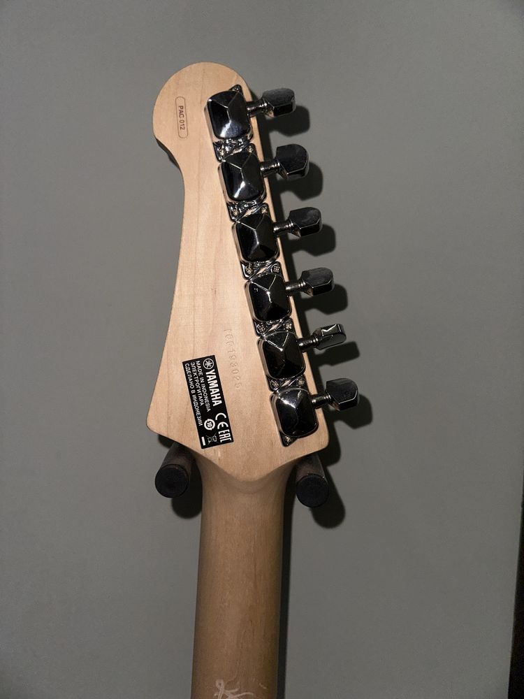 Yamaha Pacifica 012