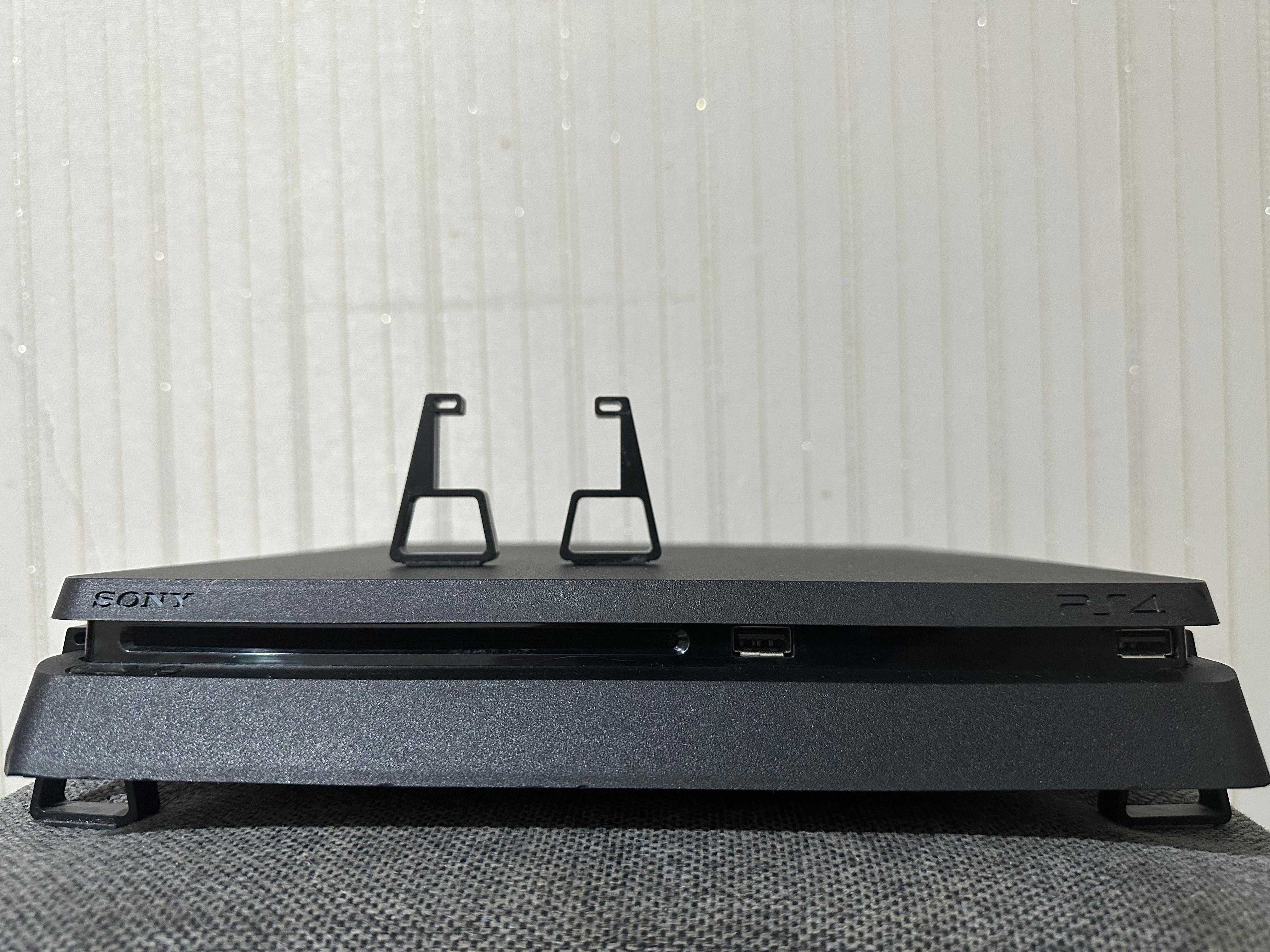 Sony PlayStation 4 Slim.