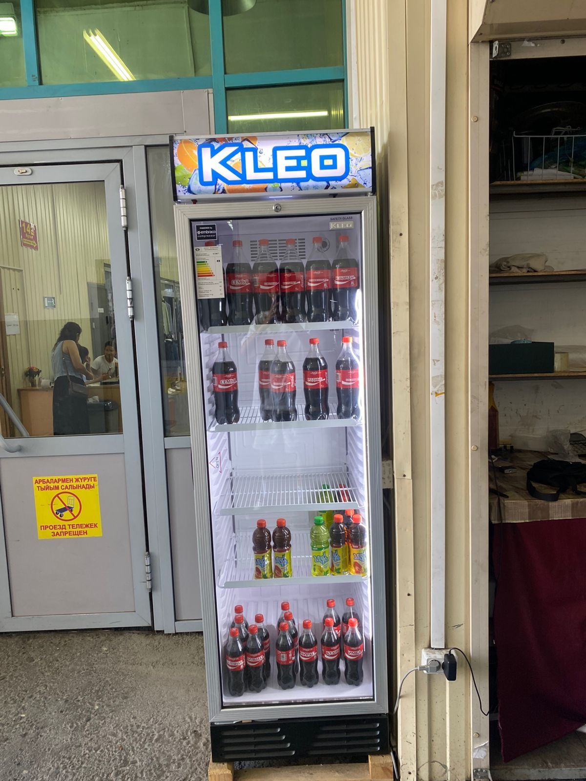 Витринный холодильник KLEO