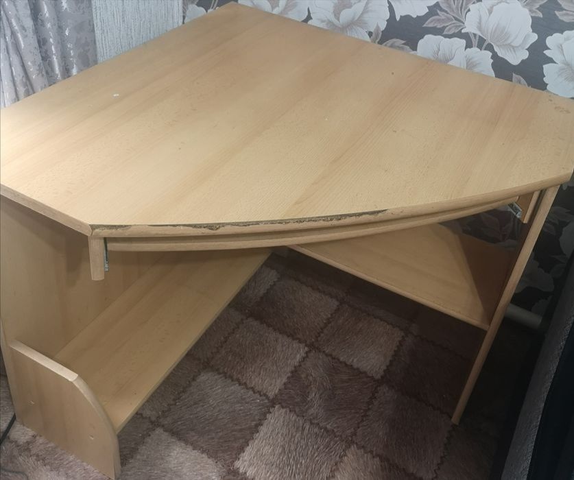 Продам компьютерный стол б/у