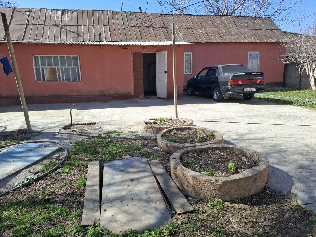 Продаётся Не большой Дом в Ленгер, в Автопарке рядом трассы.