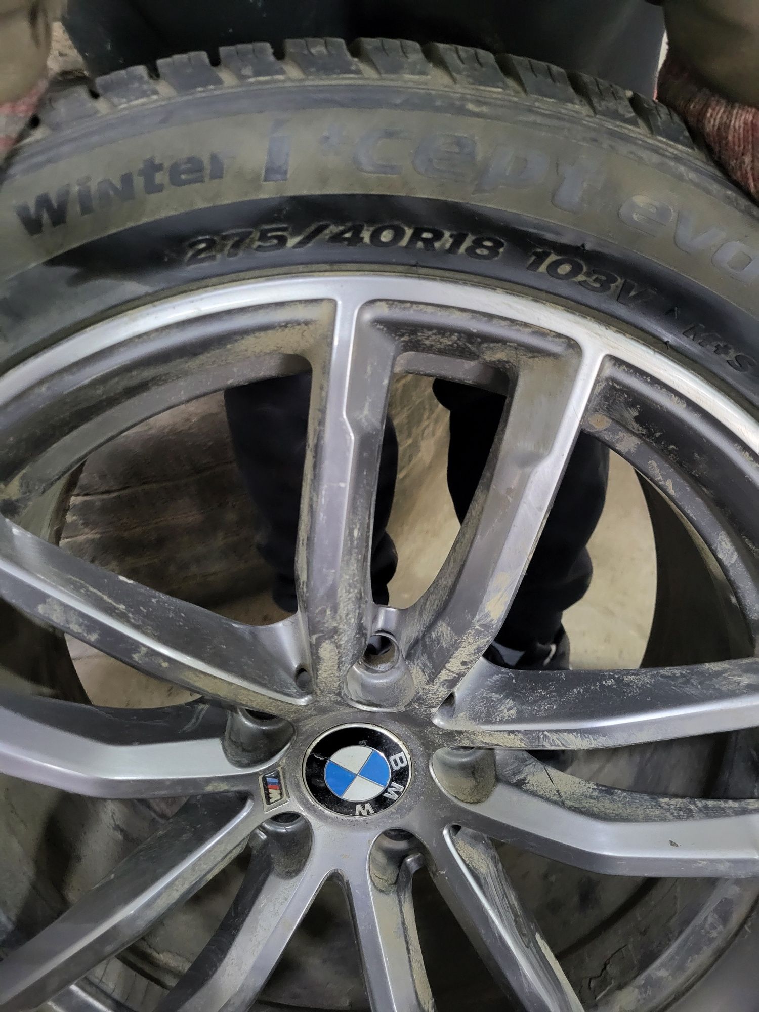 Продаётся 2 титанки на BMW онда с шиной одна без