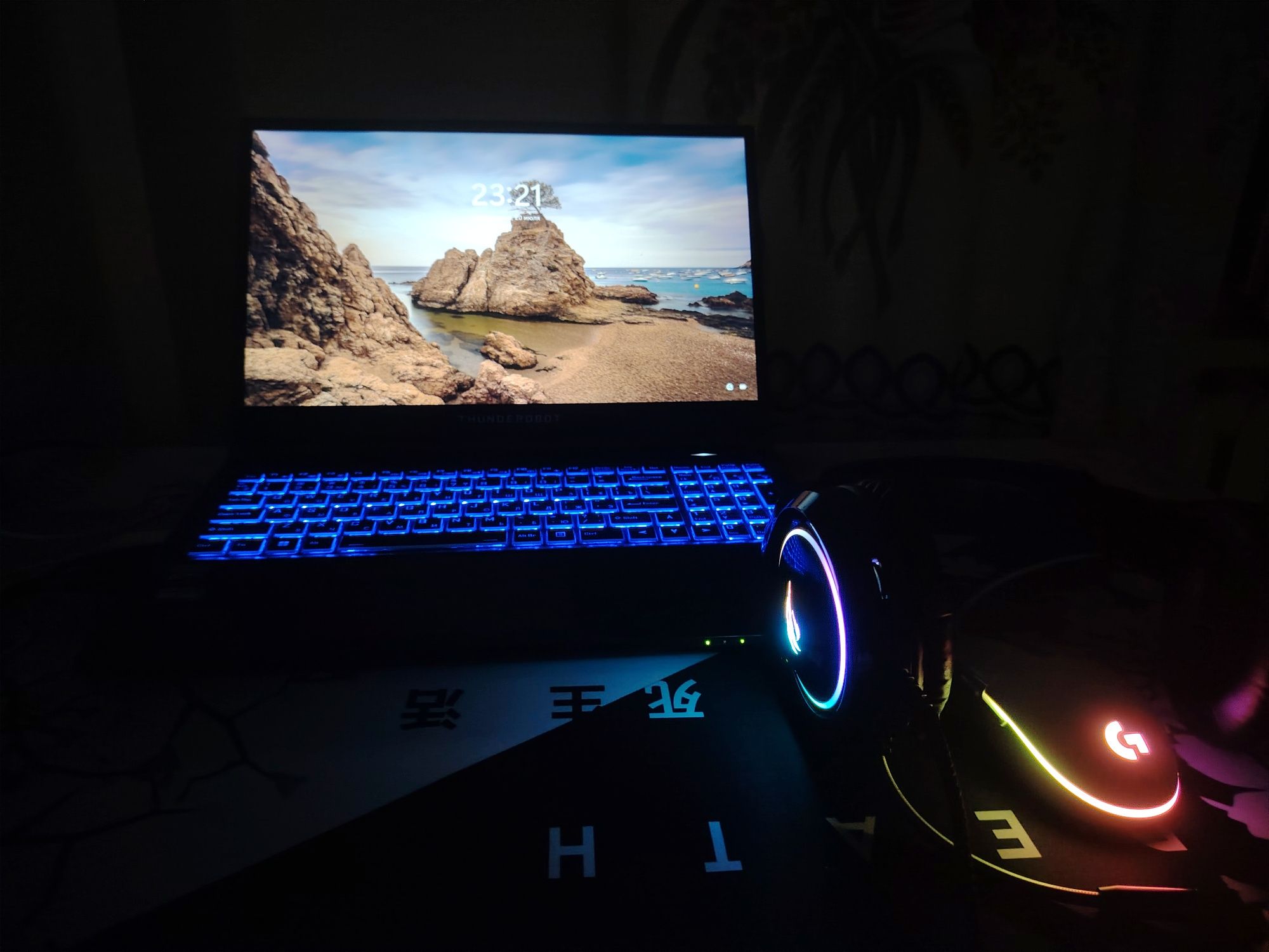 Продаётся игровой ноутбук в комплекте мышь, наушник, коврик, зарядка