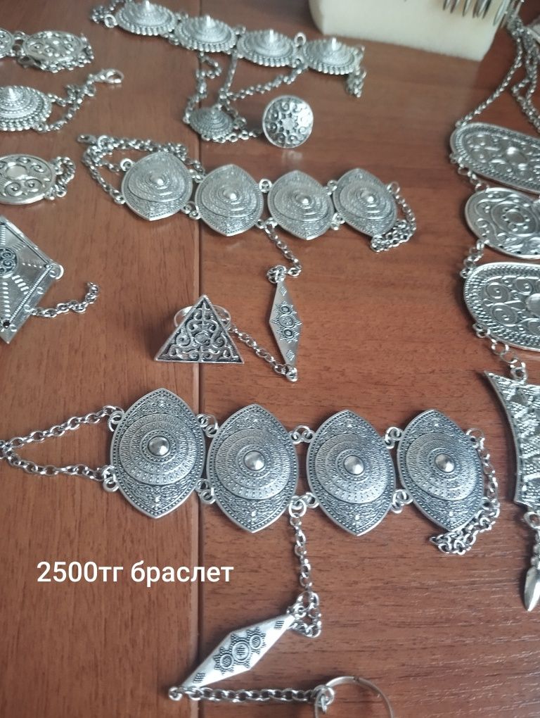 Серьги 1000, ремень -4000, ожерелье 3000.