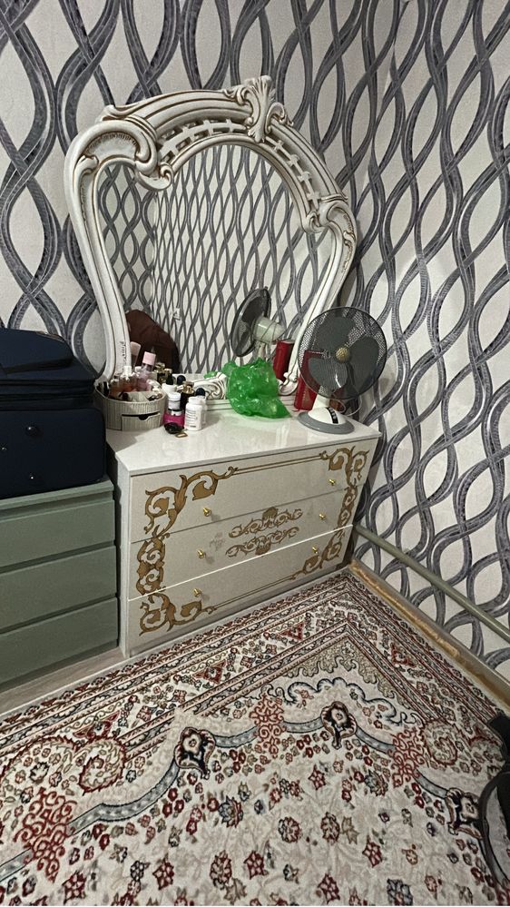 Сервант шкаф диван