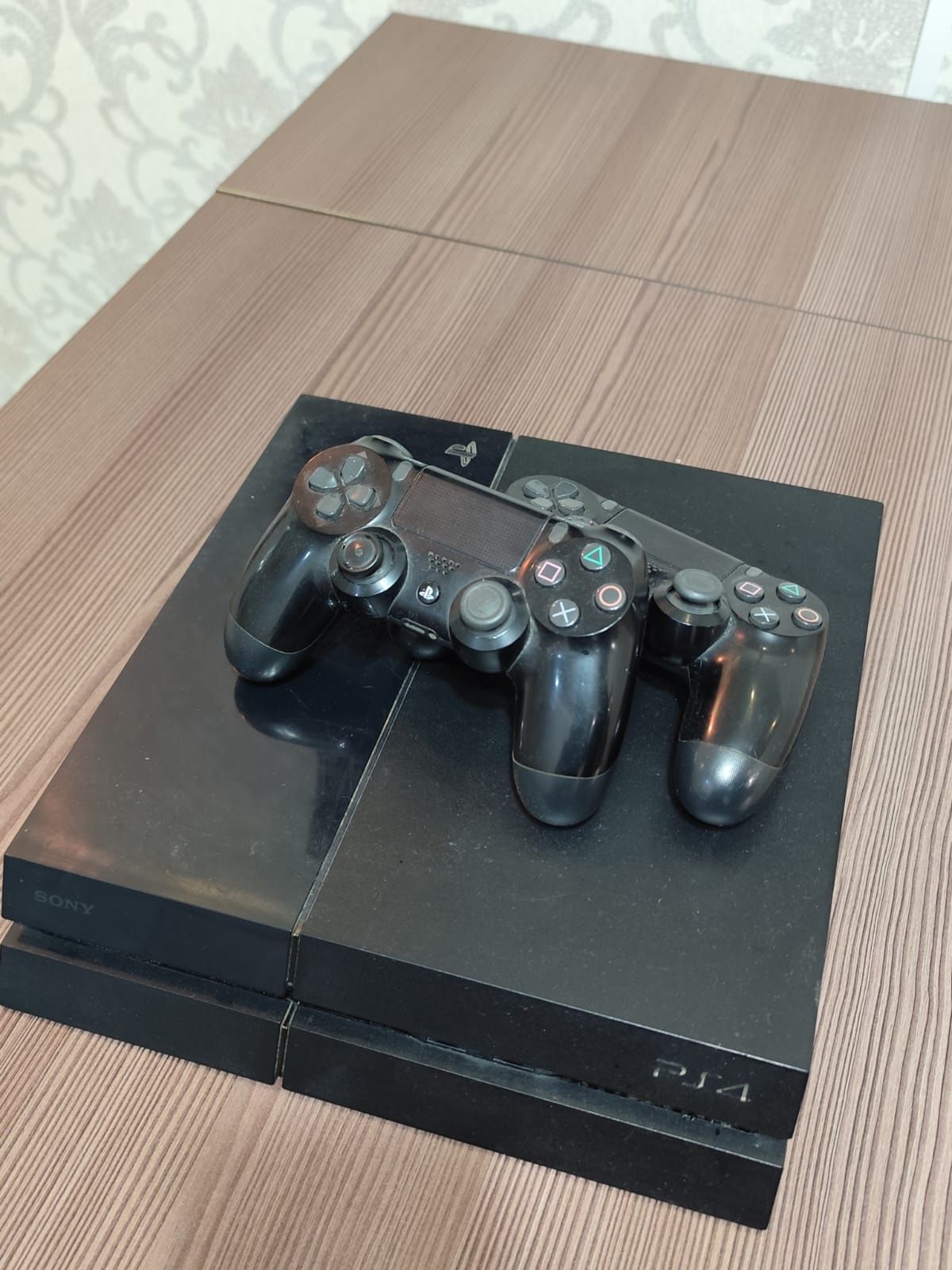 Продам сони плейстейшен 4. В хорошем состоянии с играми. И жестиками.
